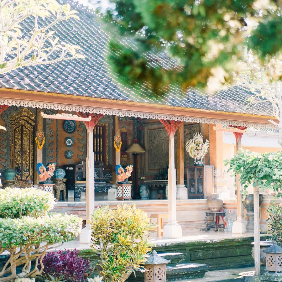 Rumah tradisional Bali di balik taman berbunga