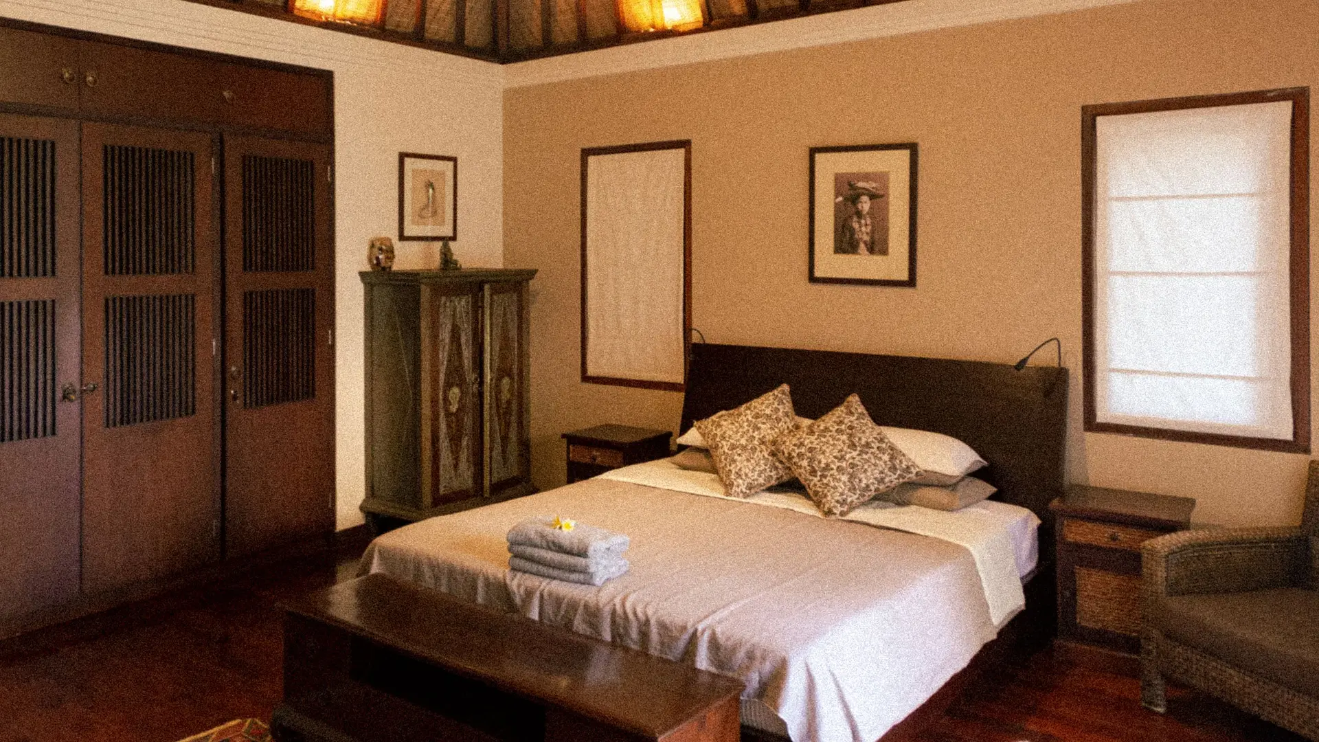 Kamar bergaya Bali dengan detail kayu berukir