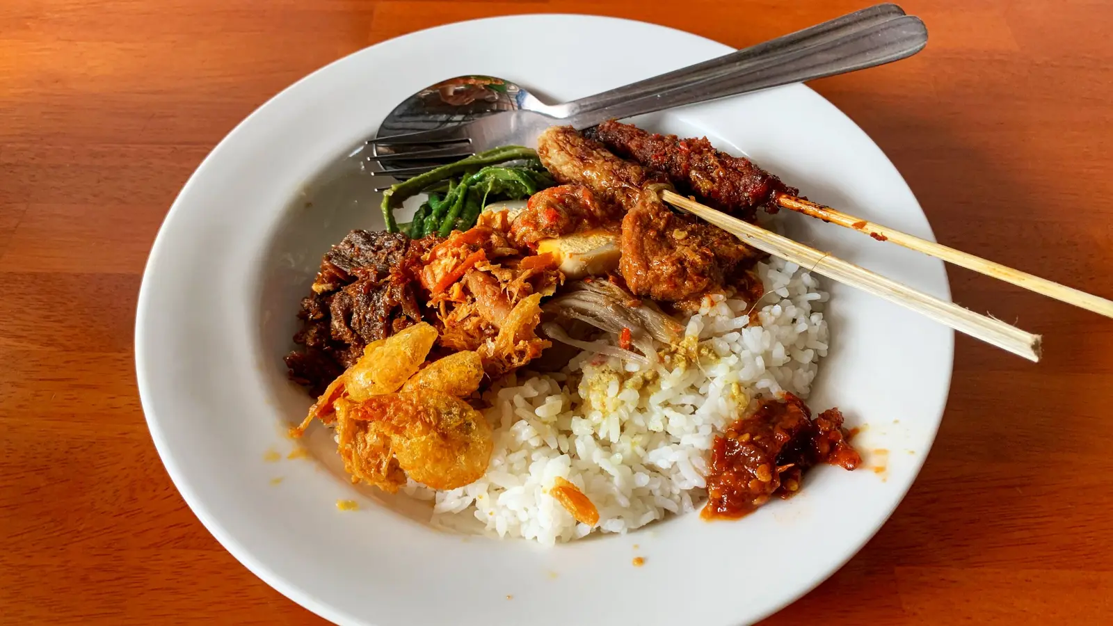 Sepiring nasi campur dengan daging dan sayuran