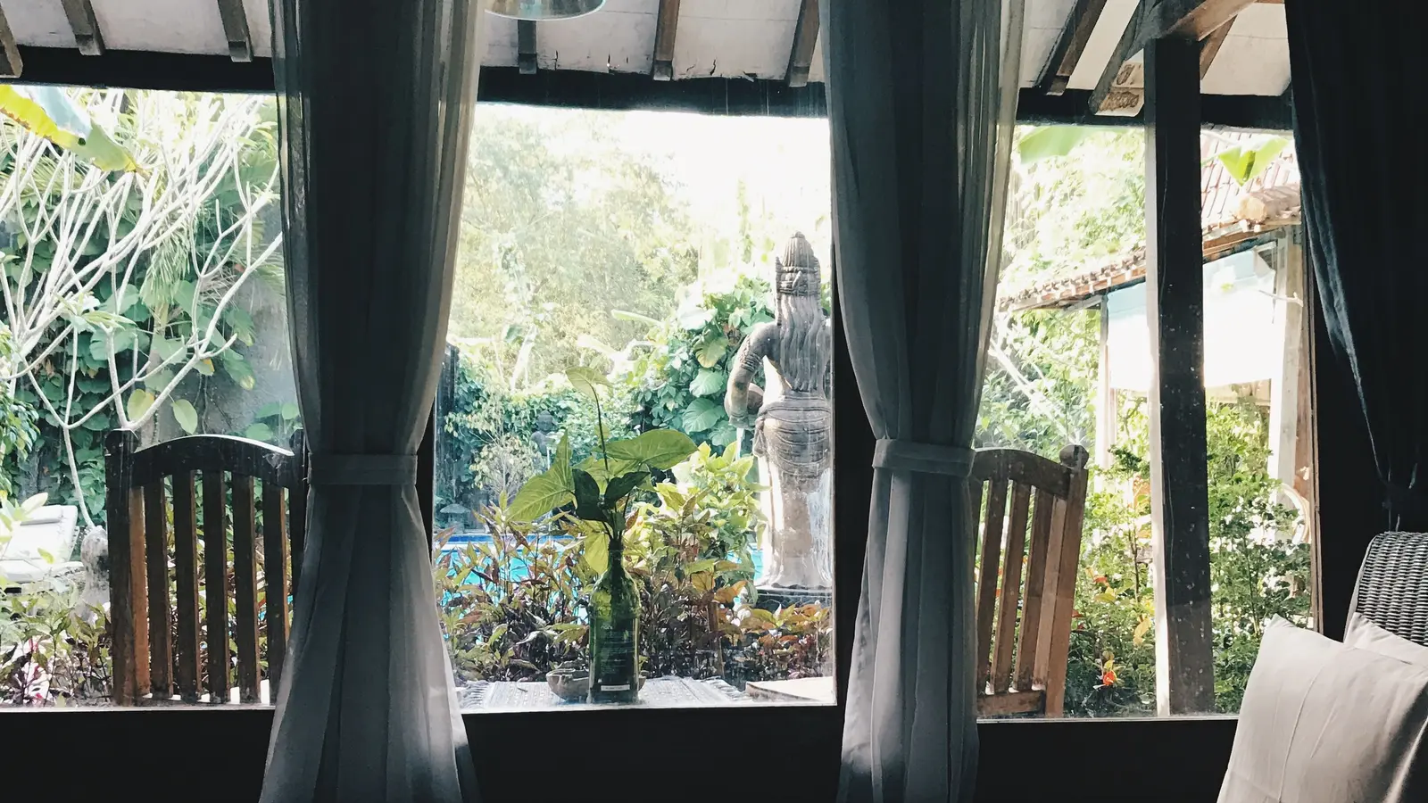 Kamar dengan jendela besar menghadap taman hijau