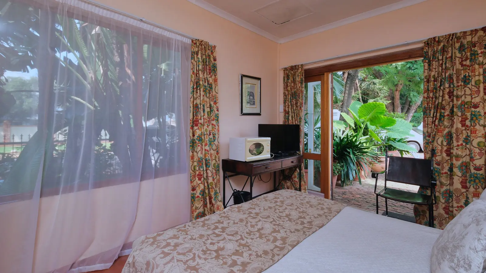 Kamar terang dengan pintu terbuka ke taman